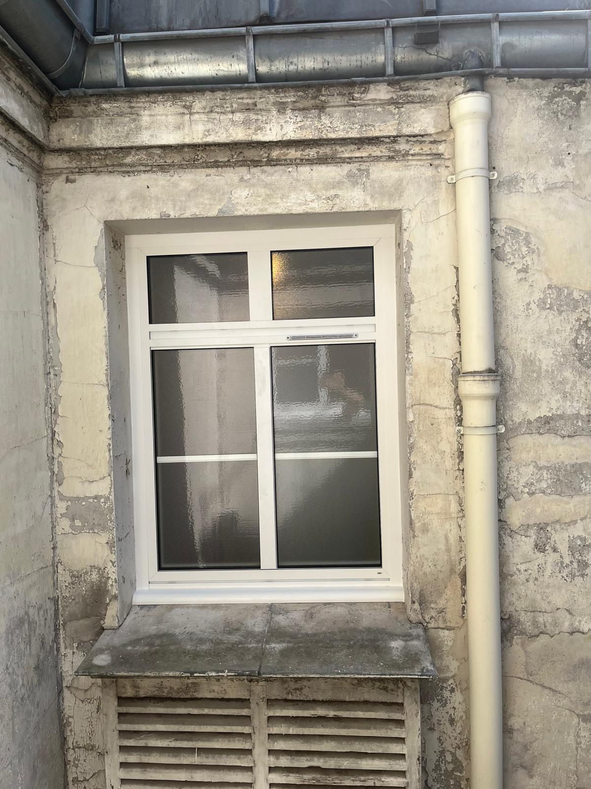 Fenêtre coulissante en aluminium noir avec grande baie vitrée offrant une vue panoramique